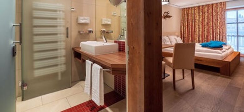 Hotel MY Kramerwirt: Typ 6 - Wellneszimmer Dreibett mit Eckbank image #2