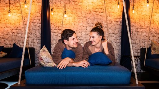 Paar liegt auf Schaukelliege