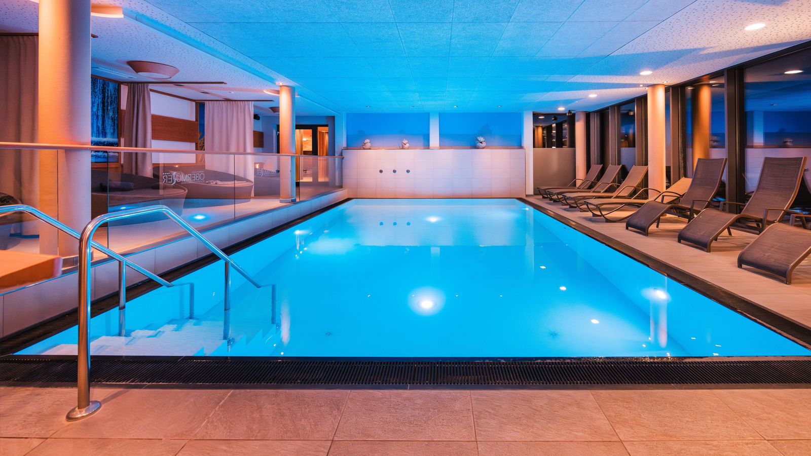 Schön beleuchtetes Hallenbad