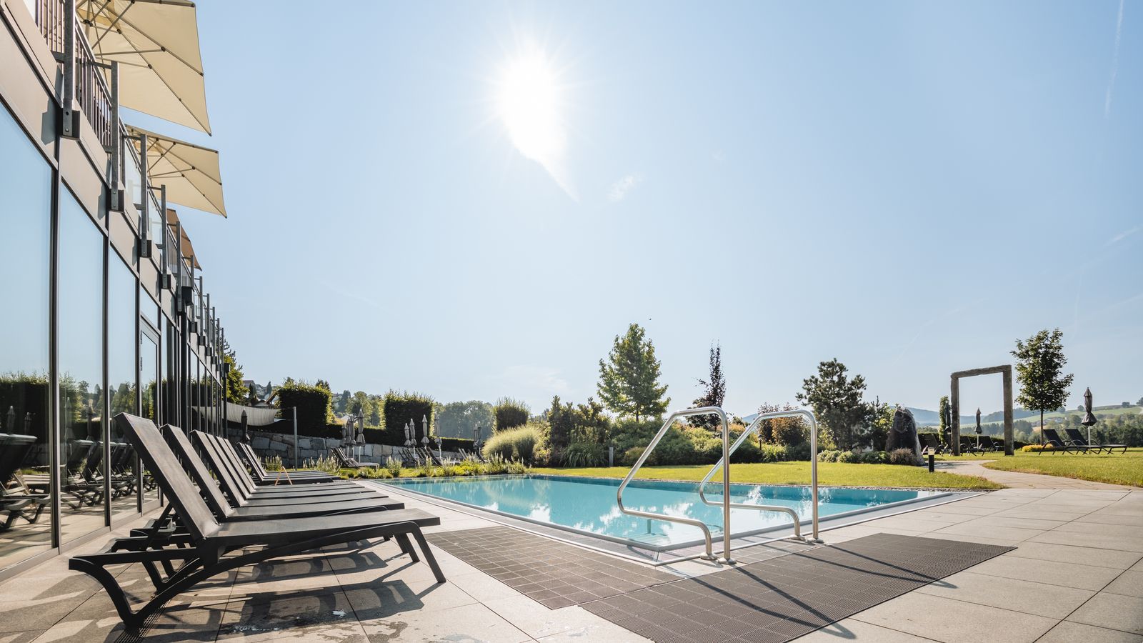 Infinity-Außenpool mit herrlicher Aussicht