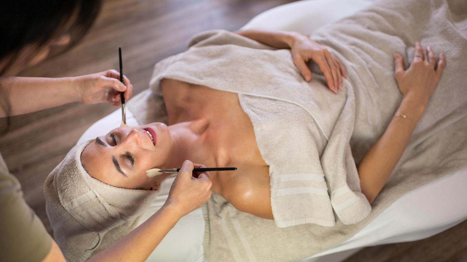 Dame entspannt bei einer Gesichtsbehandlung