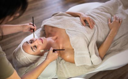 Dame entspannt bei einer Gesichtsbehandlung