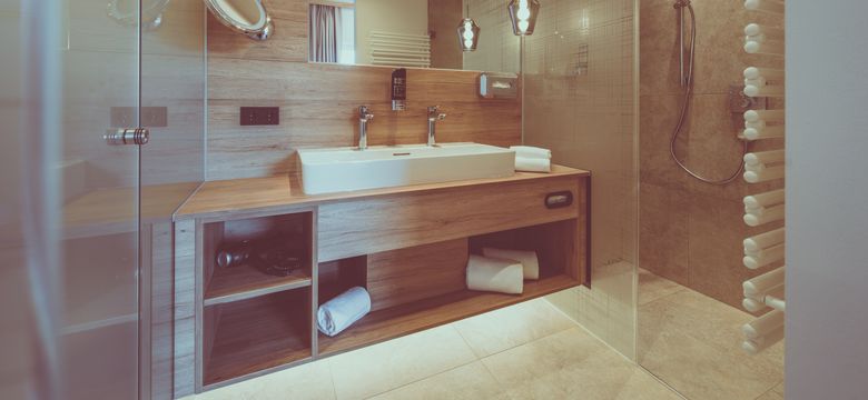 Blick ins große und moderne Badezimmer