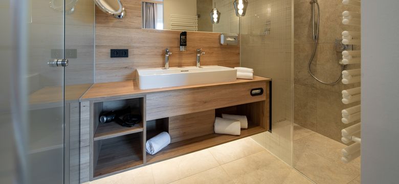 großes, modernes Badezimmer mit Doppelwaschtisch und großer Dusche