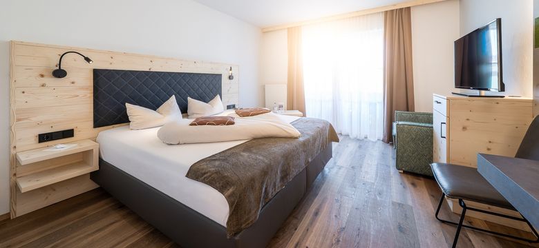 Helles Zimmer mit bequemen Boxspringbett
