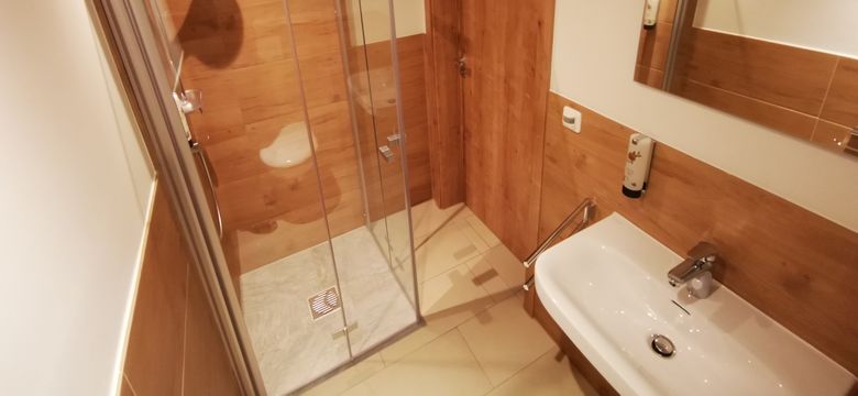 kleines externes Badezimmer im Haupthaus