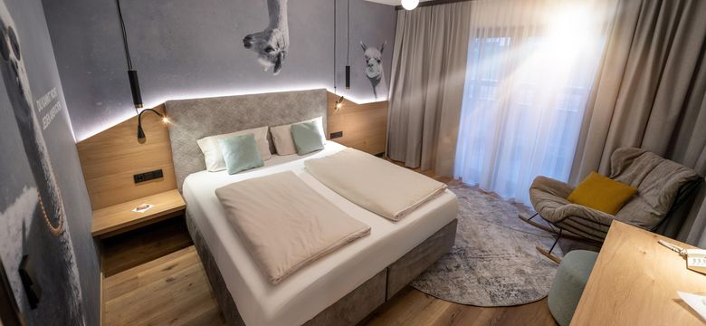 Designzimmer mit lustiger Alpaka-Tapete