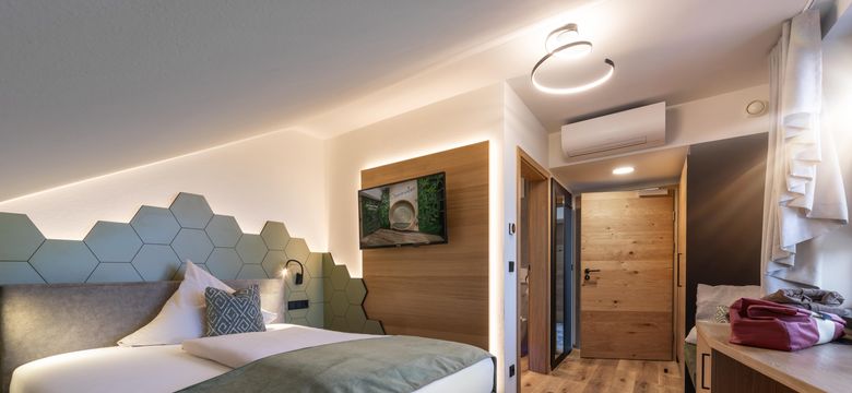 Gemütliches Einzelzimmer mit heller Fensterfront