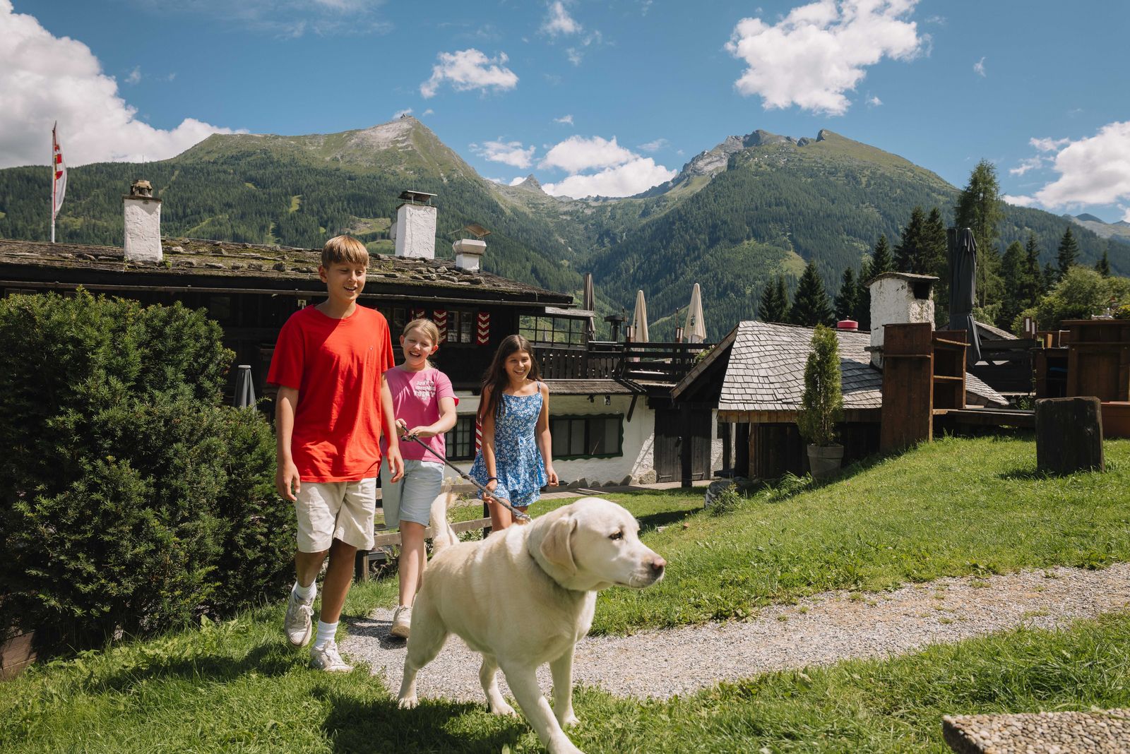 Mit 4 Pfoten unterwegs image 1 - MONDI Bellevue Alm und Schiefe Alm Gastein