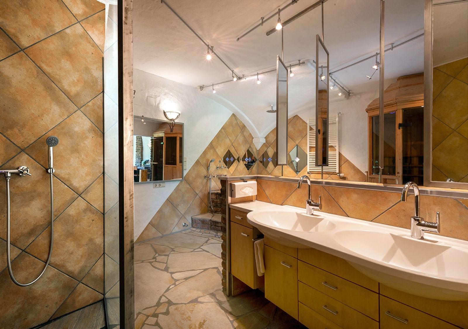 Gelbe Wellness Suite image 4 - Land Gut Höhne