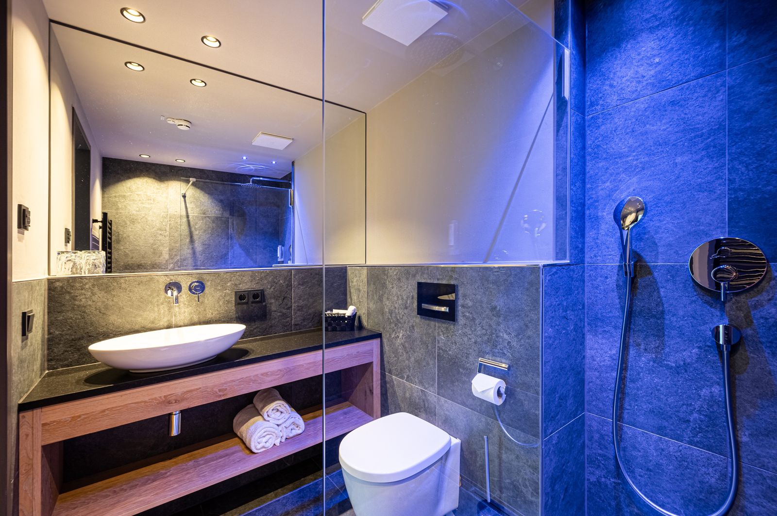 Alpin Design Doppelzimmer image 3 - AlpinLifestyleHotel Löwen & Strauss