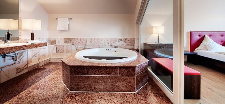 Hotel Kronelamm im Schwarzwald: Jungbrunnensuite mit Whirlpool im Haupthaus image #1