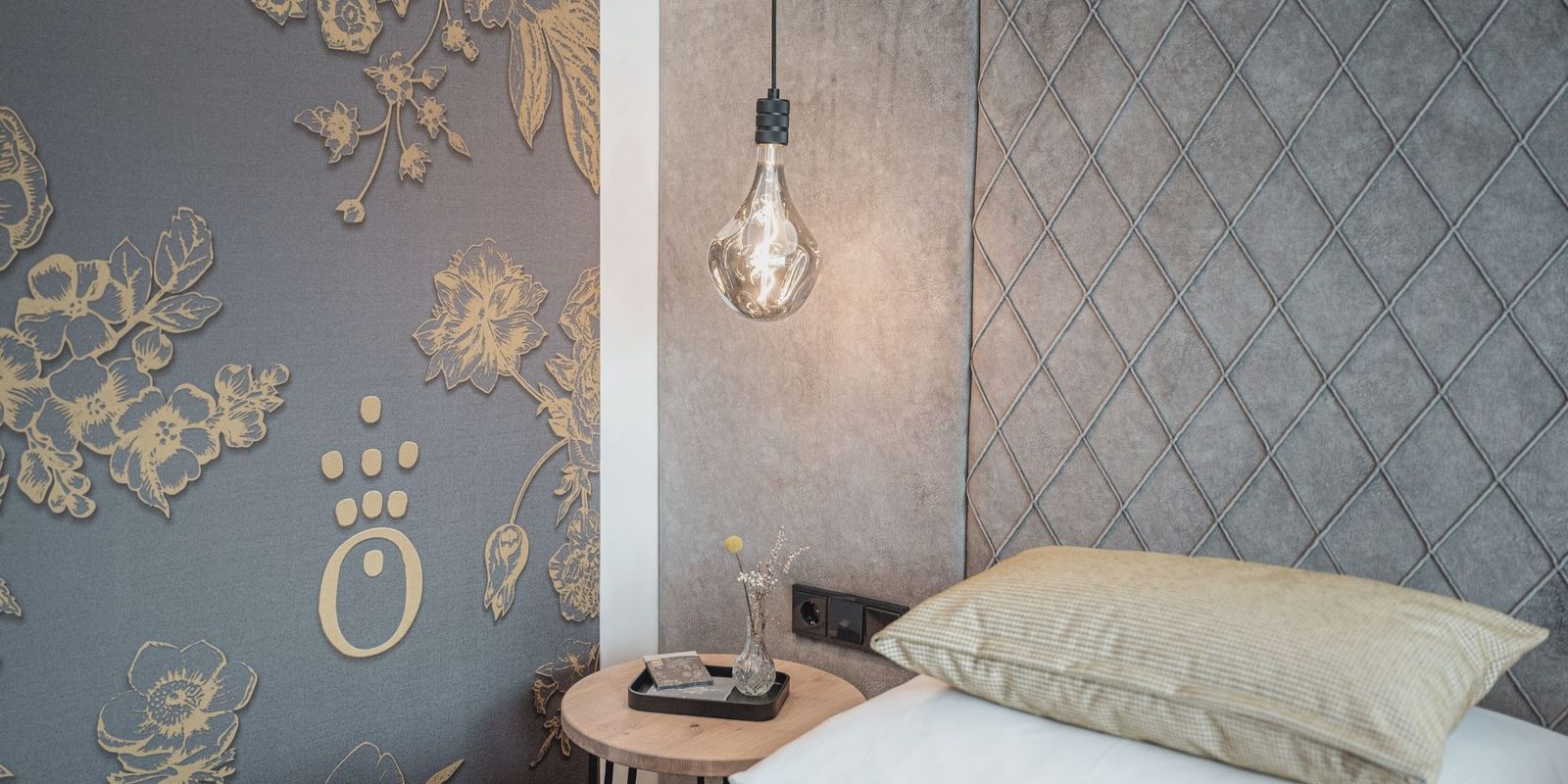 Feine Materialien, stilvolles Design und liebevolle Details: Das Zimmer der HOCHKÖNIGIN in Maria Alm verbindet modernen Luxus mit wohnlicher Eleganz.