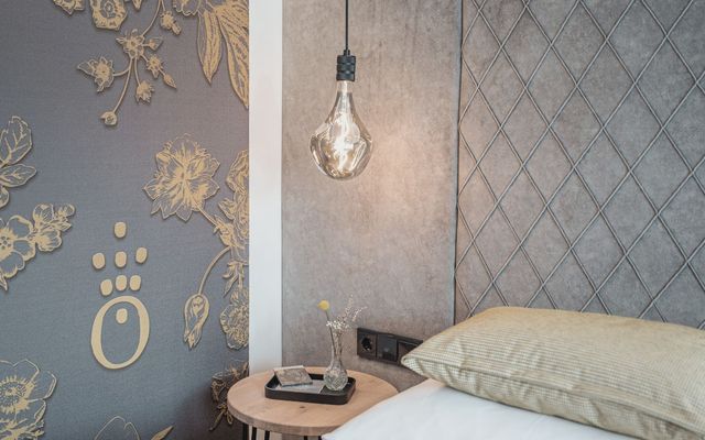 Feine Materialien, stilvolles Design und liebevolle Details: Das Zimmer der HOCHKÖNIGIN in Maria Alm verbindet modernen Luxus mit wohnlicher Eleganz.