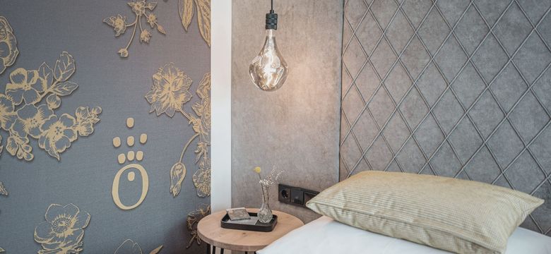 Feine Materialien, stilvolles Design und liebevolle Details: Das Zimmer der HOCHKÖNIGIN in Maria Alm verbindet modernen Luxus mit wohnlicher Eleganz.