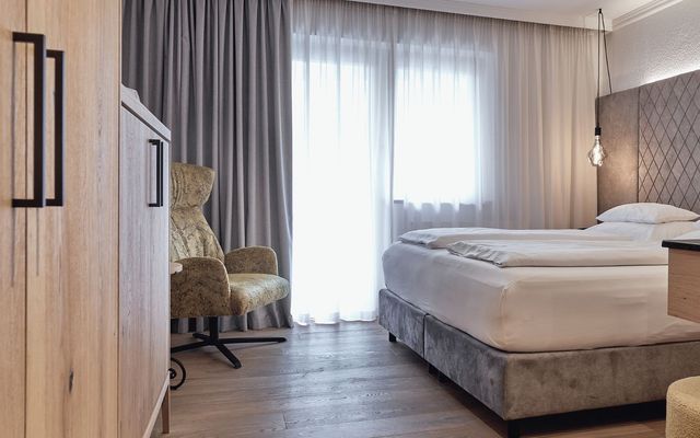 Helles Licht, feine Stoffe, stilvolle Details: Das Doppelzimmer der HOCHKÖNIGIN in Maria Alm steht für modernen Komfort und edles Design.