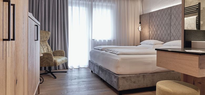 Helles Licht, feine Stoffe, stilvolle Details: Das Doppelzimmer der HOCHKÖNIGIN in Maria Alm steht für modernen Komfort und edles Design.