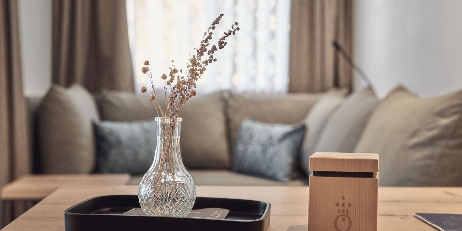 Kleine Details, große Wirkung: Das stilvolle Interieur der HOCHKÖNIGIN in Maria Alm verbindet modernes Design, warme Farben und charmante Akzente.