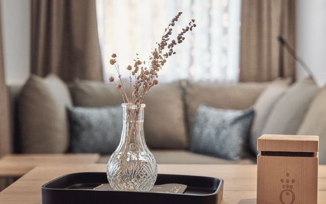 Kleine Details, große Wirkung: Das stilvolle Interieur der HOCHKÖNIGIN in Maria Alm verbindet modernes Design, warme Farben und charmante Akzente.