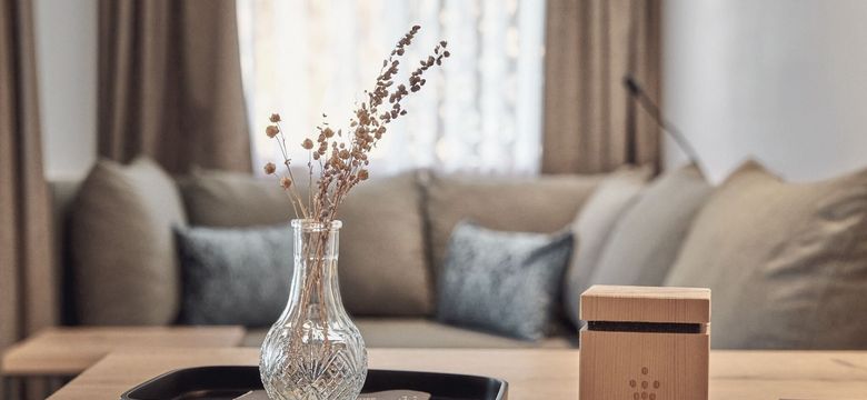 Kleine Details, große Wirkung: Das stilvolle Interieur der HOCHKÖNIGIN in Maria Alm verbindet modernes Design, warme Farben und charmante Akzente.