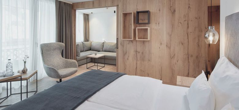Die Suite der HOCHKÖNIGIN in Maria Alm besticht durch modernes Design, natürliche Materialien und eine gemütliche Atmosphäre mit alpinem Flair.Hier trifft Ästhetik auf Wohlgefühl – für entspannte Urlaubsmomente in den Bergen.