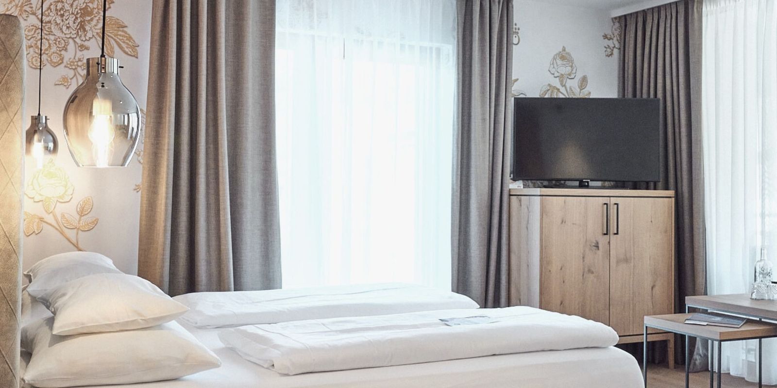 Das Designzimmer der HOCHKÖNIGIN vereint edle Materialien, stilvolles Licht und sanfte Farbwelten. Ein Ort zum Durchatmen, Entspannen und Genießen – mitten im Herzen von Maria Alm.