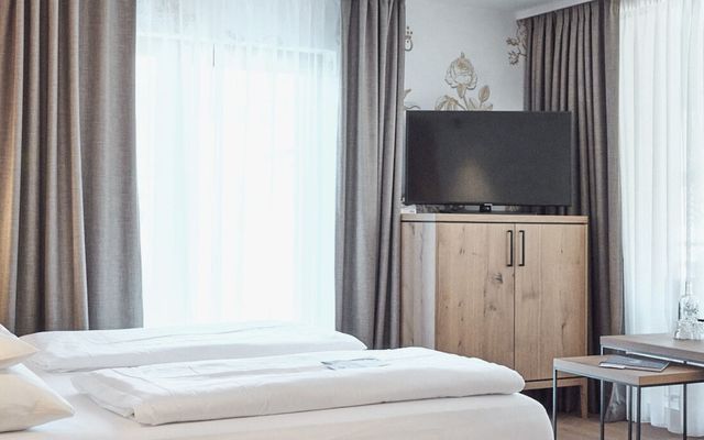 Das Designzimmer der HOCHKÖNIGIN vereint edle Materialien, stilvolles Licht und sanfte Farbwelten. Ein Ort zum Durchatmen, Entspannen und Genießen – mitten im Herzen von Maria Alm.