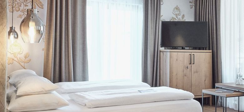 Das Designzimmer der HOCHKÖNIGIN vereint edle Materialien, stilvolles Licht und sanfte Farbwelten. Ein Ort zum Durchatmen, Entspannen und Genießen – mitten im Herzen von Maria Alm.