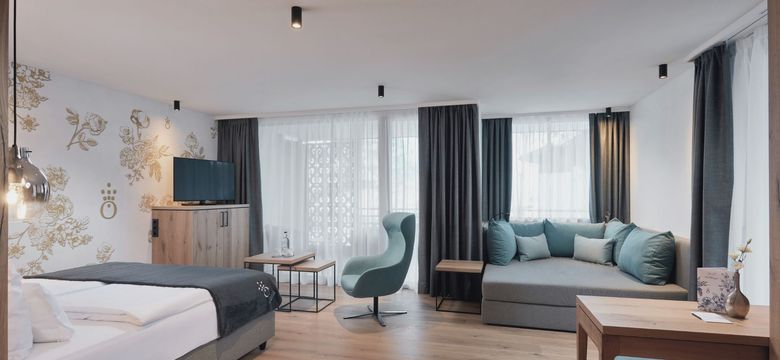 Modern comfort and alpine charm meet in the Junior Suite at the HOCHKÖNIGIN Hotel in Maria Alm.Spacious, bright and designed for relaxed days in the Austrian Alps.