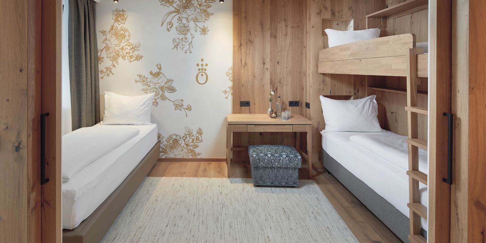 Natürliche Materialien, durchdachtes Design und warme Farben: Das Familienzimmer der HOCHKÖNIGIN bietet Platz für Groß & Klein.Perfekt für einen Familienurlaub in Maria Alm, wo alpiner Stil auf Geborgenheit trifft.