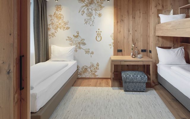 Natürliche Materialien, durchdachtes Design und warme Farben: Das Familienzimmer der HOCHKÖNIGIN bietet Platz für Groß & Klein.Perfekt für einen Familienurlaub in Maria Alm, wo alpiner Stil auf Geborgenheit trifft.