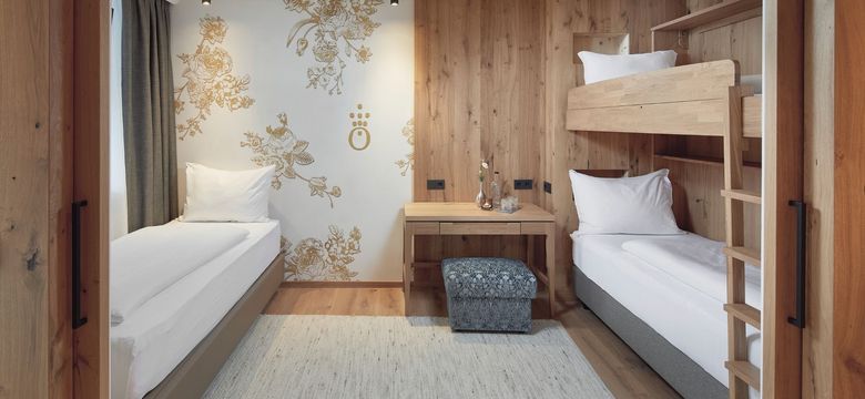 Warm wood, clever design, and space for the whole family – the family room at the HOCHKÖNIGIN in Maria Alm blends modern comfort with alpine charm.