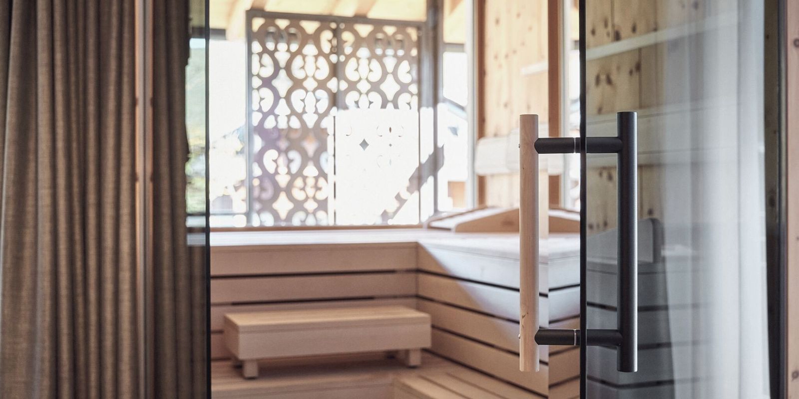 Exklusives Wellnessgefühl in der privaten Sauna der HOCHKÖNIGIN in Maria Alm: modern gestaltet, lichtdurchflutet und perfekt für ruhige Momente.