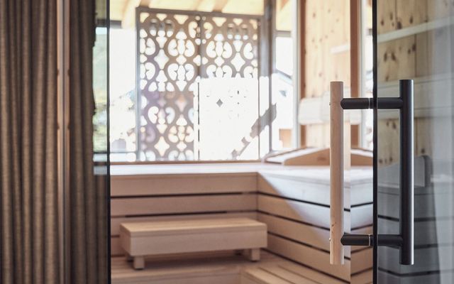 Exklusives Wellnessgefühl in der privaten Sauna der HOCHKÖNIGIN in Maria Alm: modern gestaltet, lichtdurchflutet und perfekt für ruhige Momente.