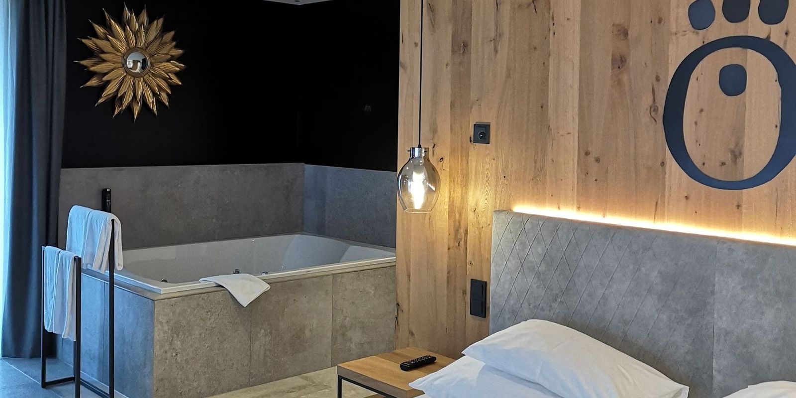 Die Suite mit Whirlpool in der HOCHKÖNIGIN vereint edles Design, warme Holzakzente und entspannte Wellnessmomente. Ein Rückzugsort für alle, die modernes Wohnen und stilvolle Erholung in Maria Alm lieben.