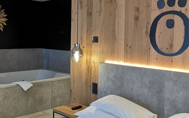 Die Suite mit Whirlpool in der HOCHKÖNIGIN vereint edles Design, warme Holzakzente und entspannte Wellnessmomente. Ein Rückzugsort für alle, die modernes Wohnen und stilvolle Erholung in Maria Alm lieben.