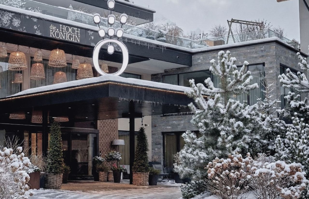 die-hochkoenigin-hoteleingang-winter-maria-alm-wellnesshotel-hochkoenig-urlaub-salzburger-land.jpg.jpg