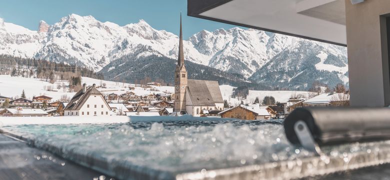 die HOCHKÖNIGIN Mountain Resort: Snow kisses and well-being 4=3