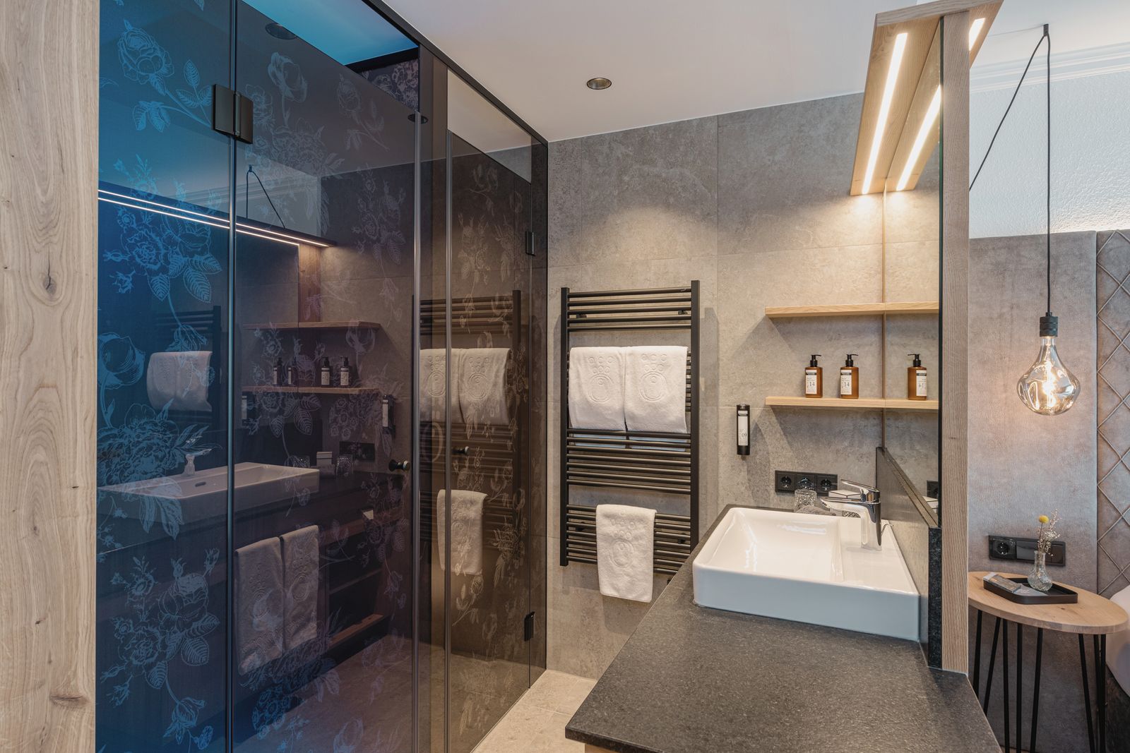 Cozy Room in der HOCHKÖNIGIN mit Blick auf das offene Badezimmer