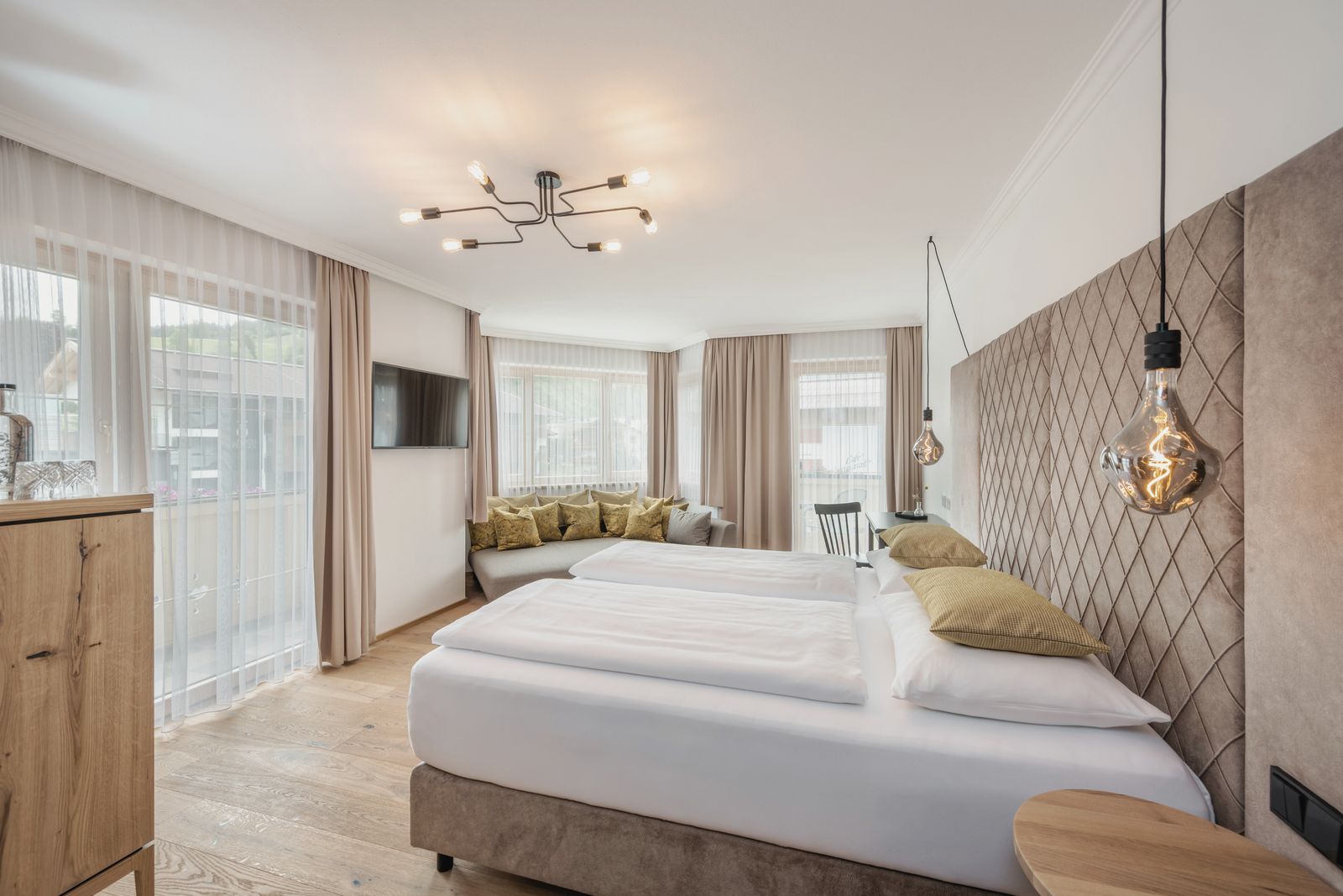 Zimmer im Hotel die HOCHKÖNIGIN mit Blick auf das Bett und in den Raum hinein