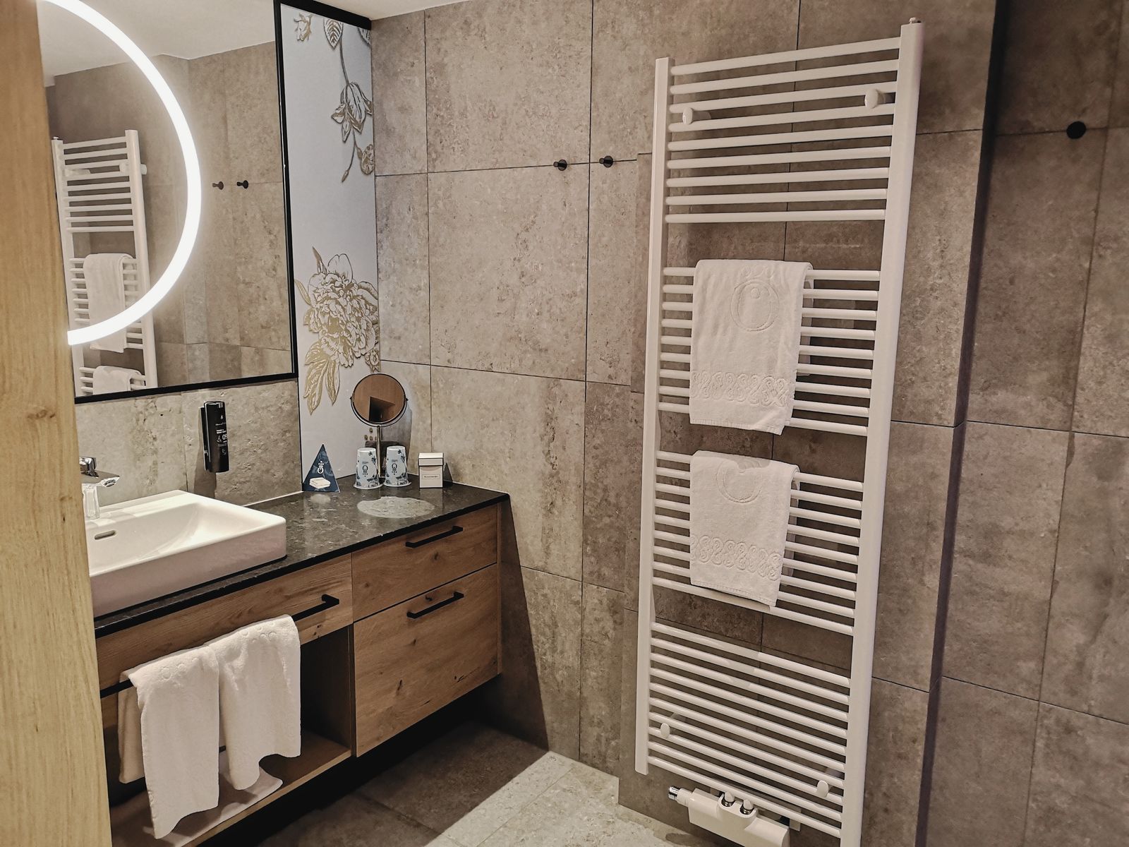 Badezimmer im Hotel die HOCHKÖNIGIN mit Blick auf den Waschtisch