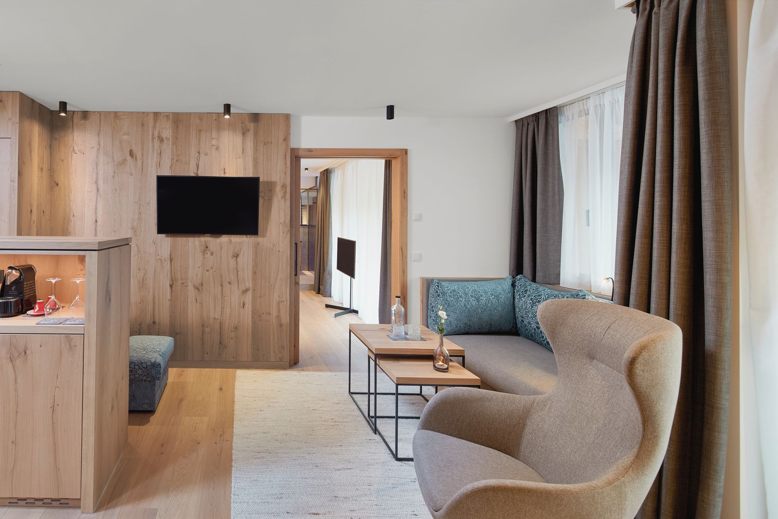 Zimmer im Hotel die HOCHKÖNIGIN mit Blick auf den Design Relax Sessel und das Sofa und ins Zimmer hinein