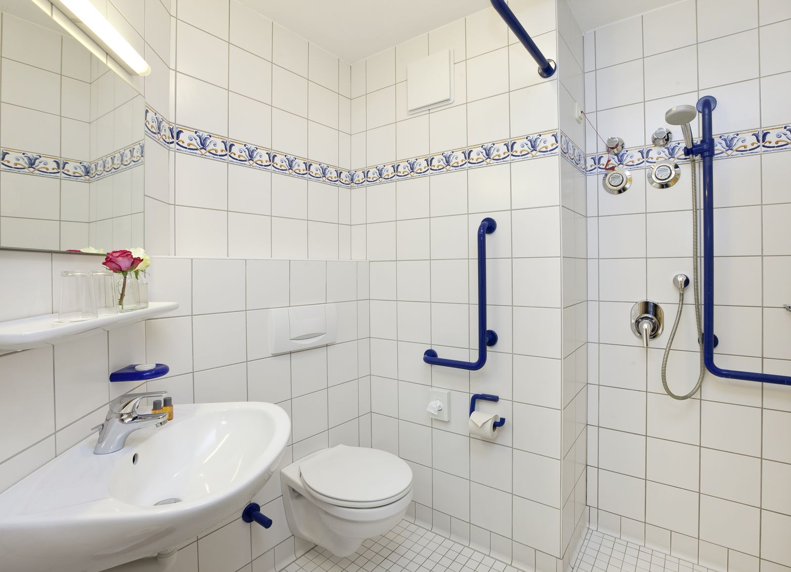 Barrierefreie Zimmer image 3 - Hartungs Hoteldorf