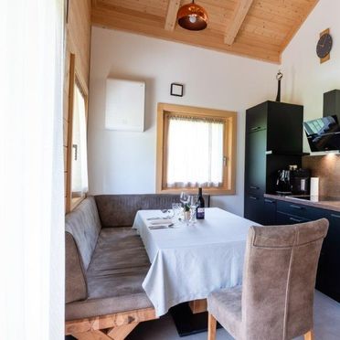 Küche mit Esstisch, Chalet am Zirm, Weissenbach, Trentino-Südtirol, Trentino-Südtirol, Italien