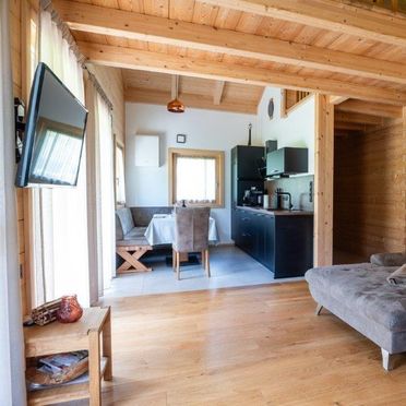 Wohnbereich mit Blick in die Küche, Chalet am Zirm, Weissenbach, Trentino-Südtirol, Trentino-Südtirol, Italien