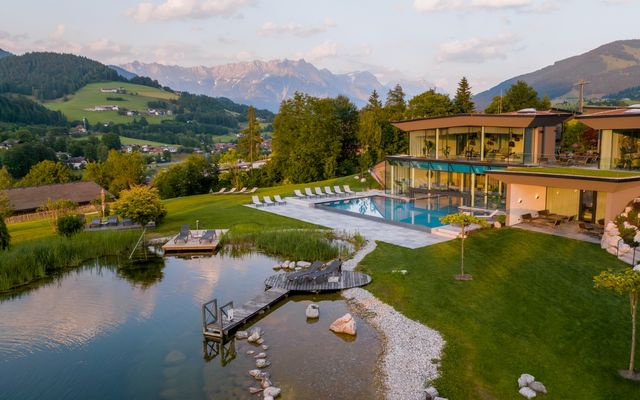 Infinity Pool und Naturbadeteich im Sommer