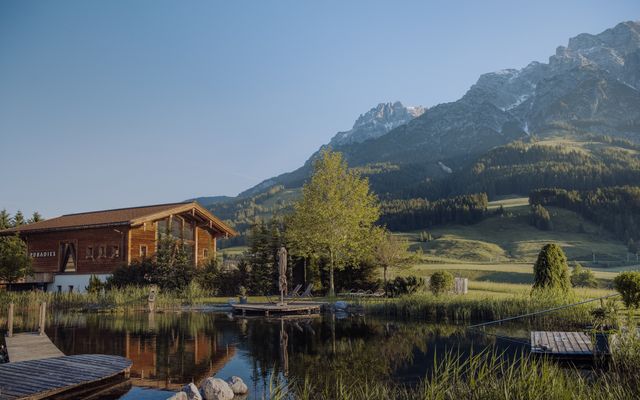 Naturbadeteich und Badhaus im Sommer
