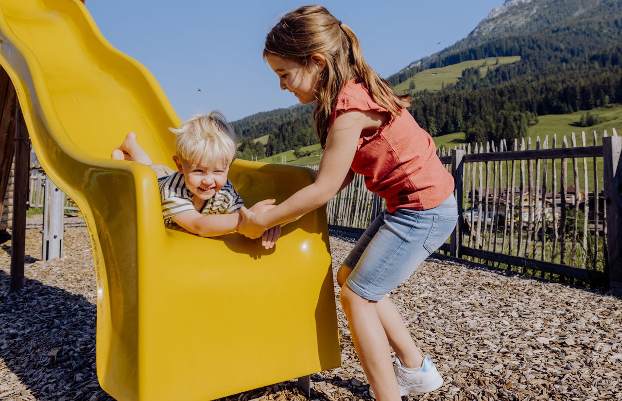 Familie am Abenteuerspielplatz