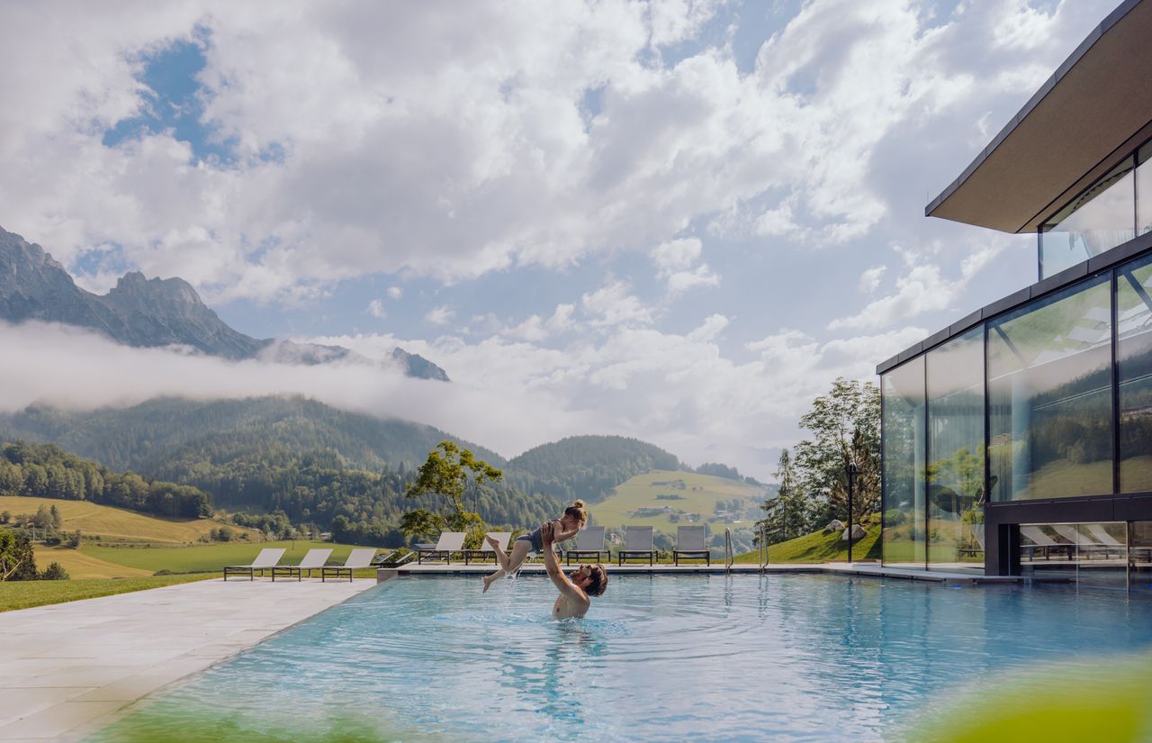 Heaven Spa Infinity Pool im Sommer