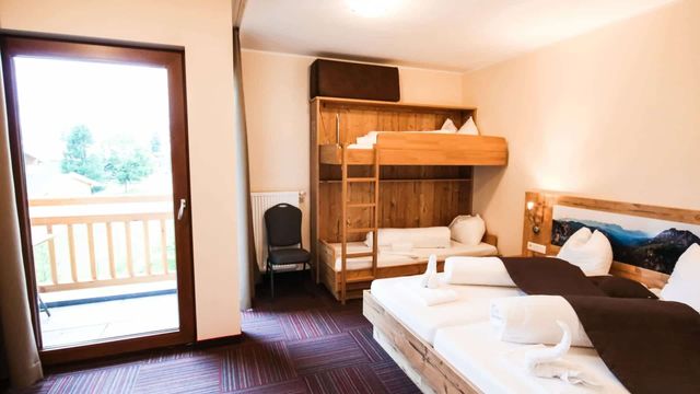 Privat: Doppelzimmer mit 2 Zustellbetten mit Balkon